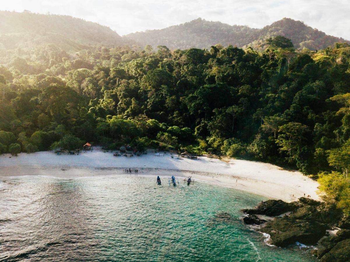 Hotel Mojosurf Camp Red Island Pasanggaran Esterno foto