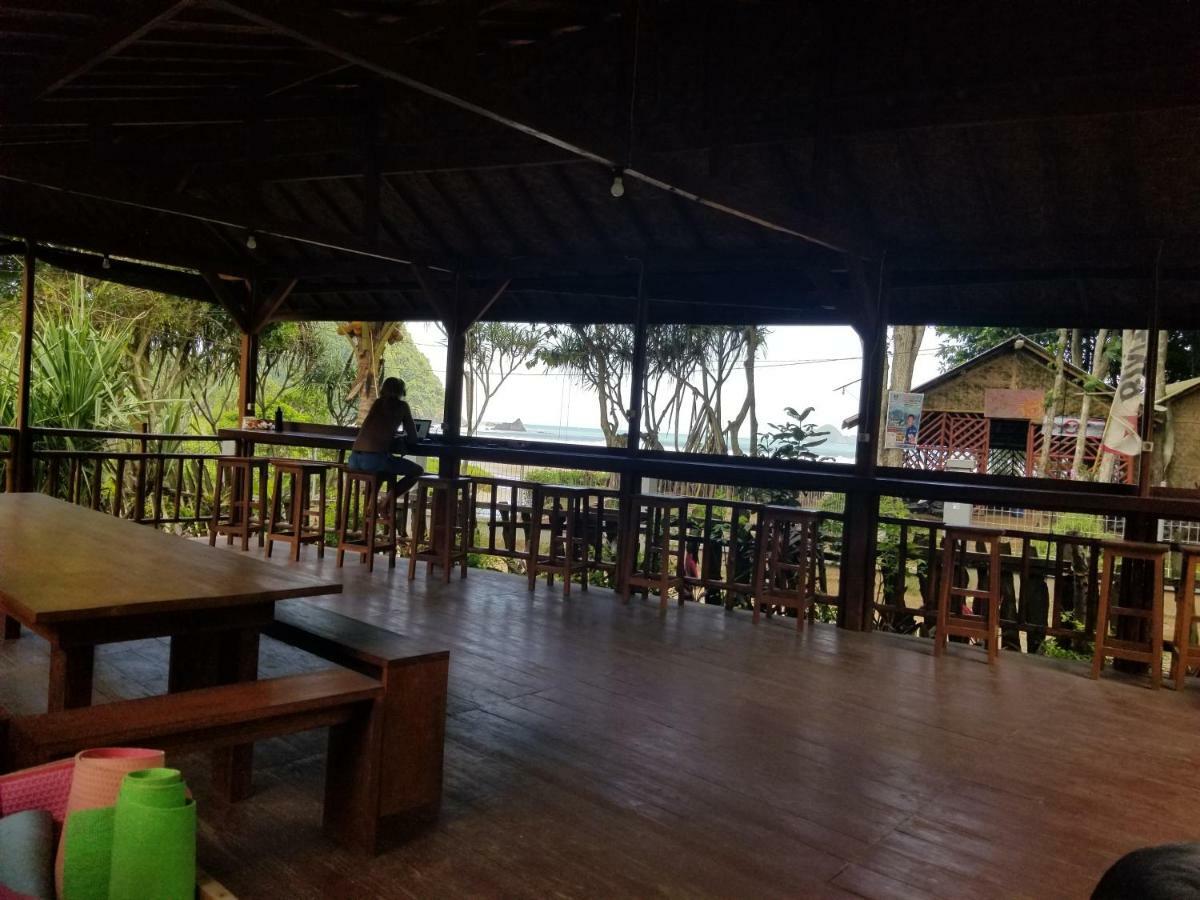 Hotel Mojosurf Camp Red Island Pasanggaran Esterno foto